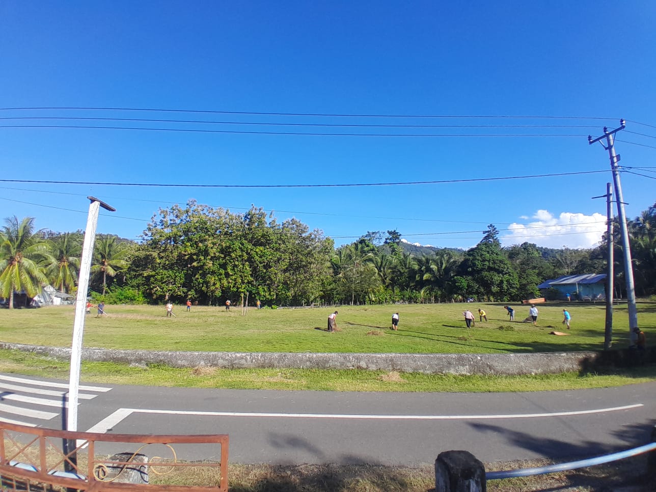 Pembersihan Lapangan Bola